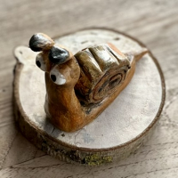 Slak in klei, handgeverfd